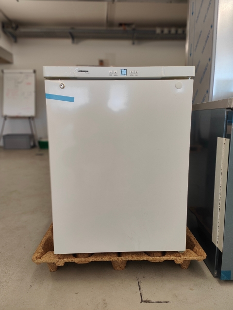 Untertischtiefk&uuml;hlschrank GGU 150020 Stahl weiss rechts gebandet