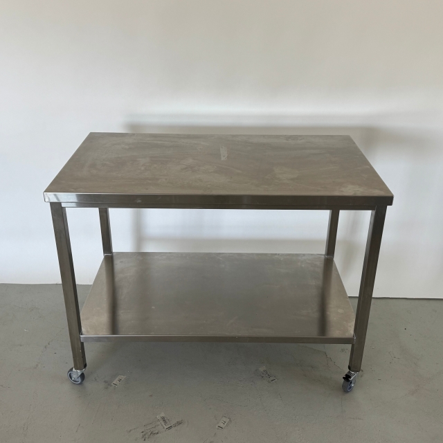 Tisch fahrbar aus CNS 